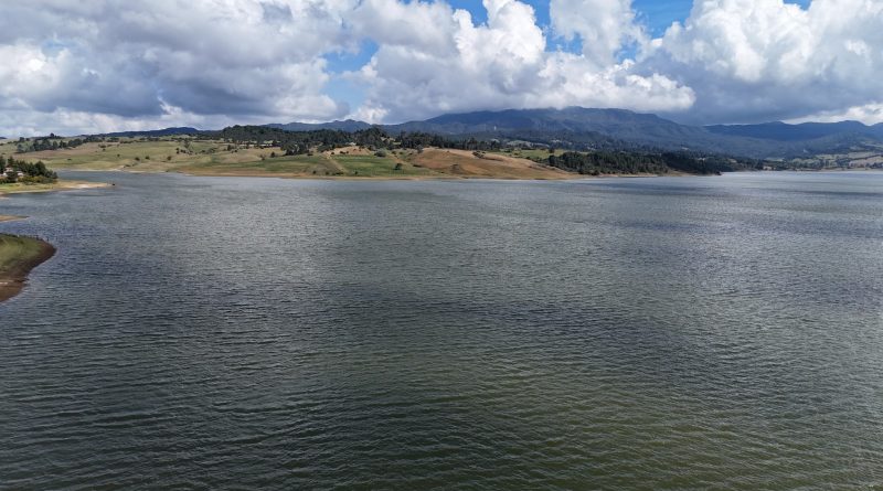 Imagen de la represa del Sisga en su máximo tope de agua.