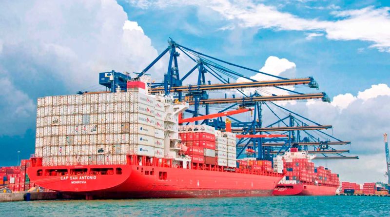 Barco de carga transportando mercancía colombiana al exterior por mar