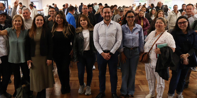 Grupo de docentes ubicados en la Gobernación de Cundinamarca
