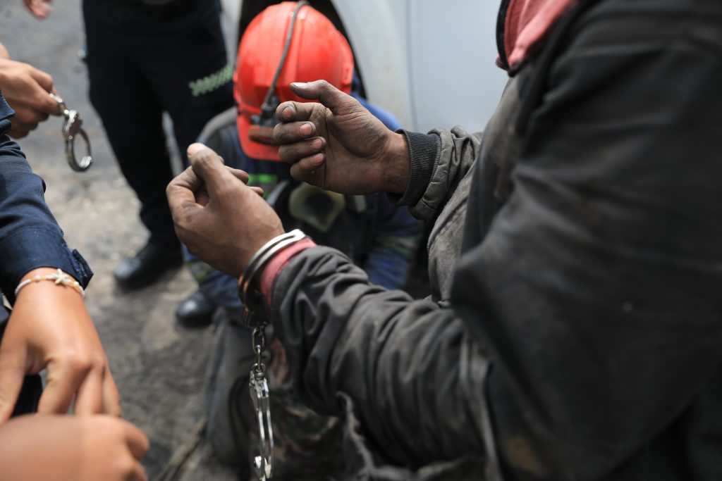 Manos de minero en captura.