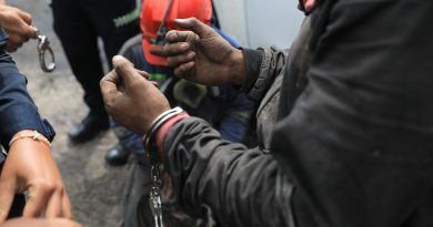 CAR desmantela mina ilegal de carbón en Boyacá Manos de minero en captura.