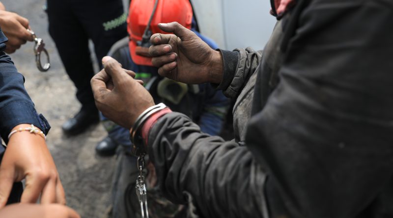 Manos de minero en captura.