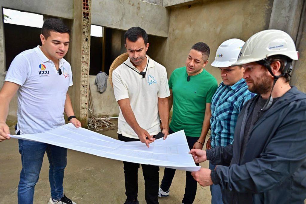 Arquitectos y empresarios en torno a los planos de San Juan de Síquima.