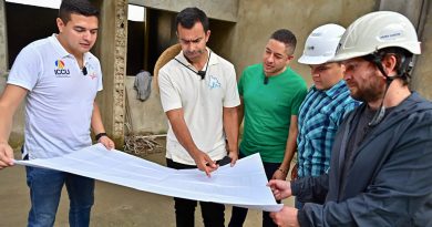 «Guayabal de Síquima tendrá un centro social de atención integral (Centro Día), una obra pensada para los adultos mayores, personas con discapacidad y programas para la mujer»: gobernador Jorge Rey Arquitectos y empresarios en torno a los planos de San Juan de Síquima.