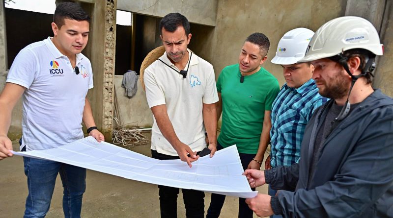 Arquitectos y empresarios en torno a los planos de San Juan de Síquima.