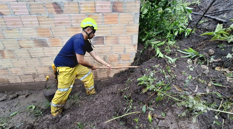 Integrante de la gestión de riesgo Cundinamarca en una loma.