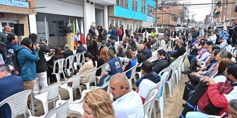 Grupo de personas que buscan atención en la Fiscalía.