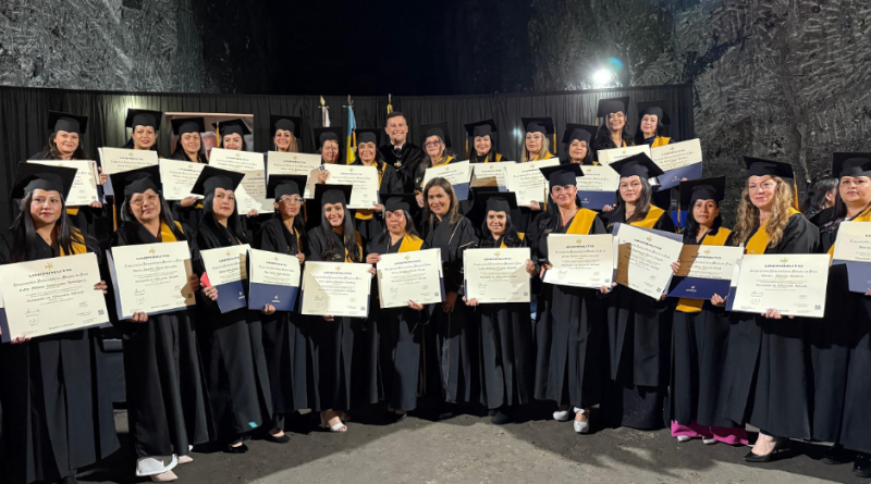 Madres comunitarias graduándose