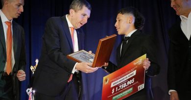 Alcalde de Chía entregando una hoja a un niño