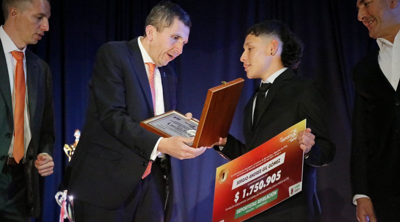 Alcalde de Chía entregando una hoja a un niño