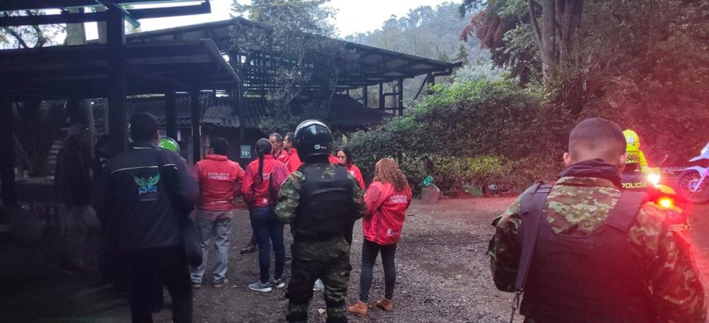 Equipo de la CAR frena a un grupo de jóvenes que realizan fiesta tecno.