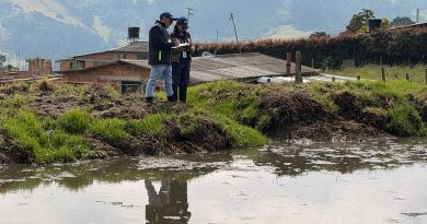 Imagen de equipo de la CAR revisando los espejos de agua.