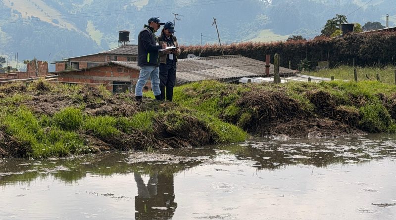 Imagen de equipo de la CAR revisando los espejos de agua.