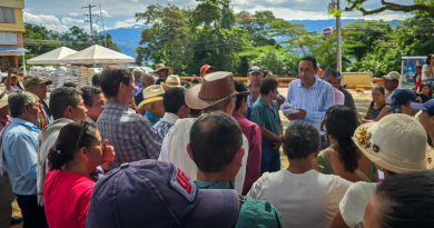 Cundinamarca fortalece la productividad de paneleros en Quipile y combate la plaga de la diatraea Grupo de campesinos de Quipile recibiendo fungicidas