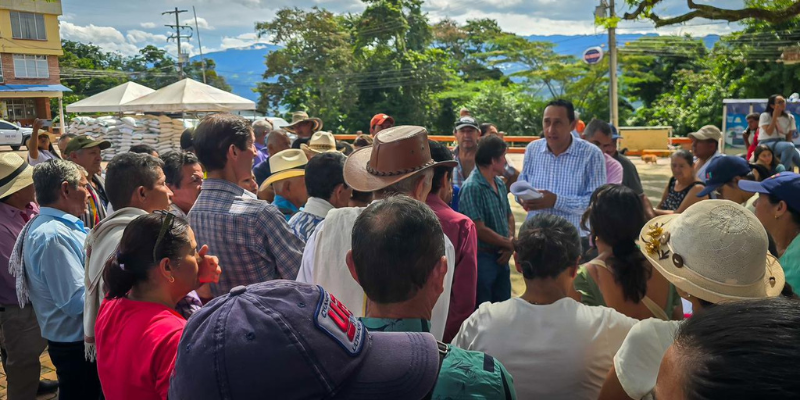 Grupo de campesinos de Quipile recibiendo fungicidas