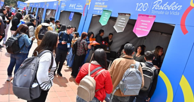 Jóvenes participantes en la Feria de Empleo