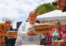 Señora con caja de huevos