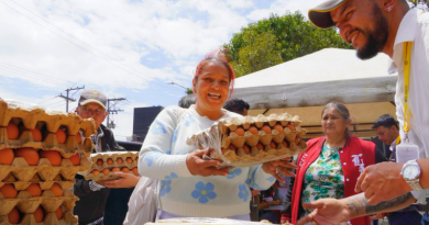 Señora con caja de huevos