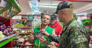 Tendero recibiendo información de un militar.