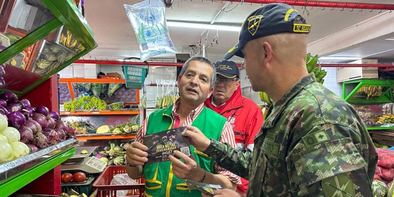 Tendero recibiendo información de un militar.