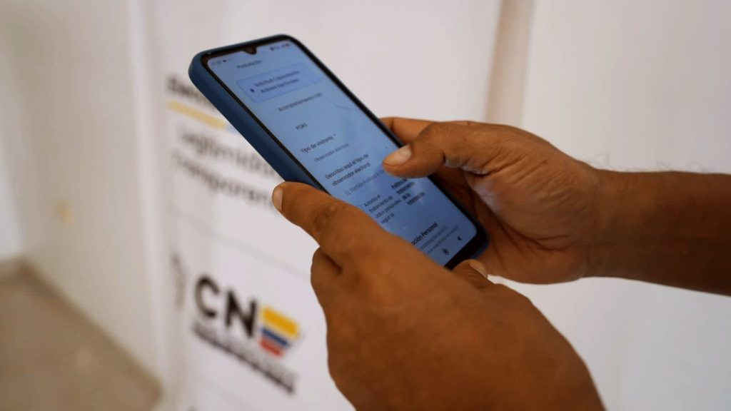 Celular con la página de la CNE