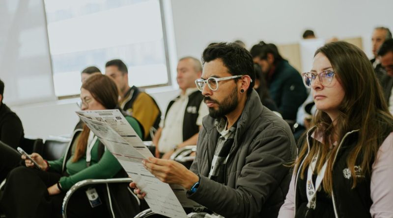 Grupo de personas tomando atención en la charla de la CNE