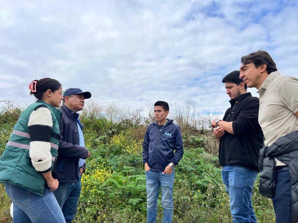 Grupo de funcionarios de la CAR y Gobernación en la Cuenta del Río Frío.