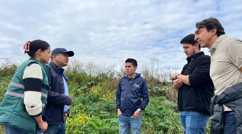 Grupo de funcionarios de la CAR y Gobernación en la Cuenta del Río Frío.