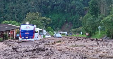 Imagen de buses atrapados en lodo vía Mosquera la Mesa.
