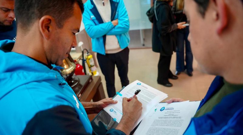 Gobernador de Cundinamarca firmando un convenio de movilidad