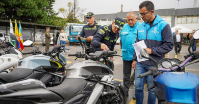 Gobernador de Cundinamarca revisando motos que han incautado