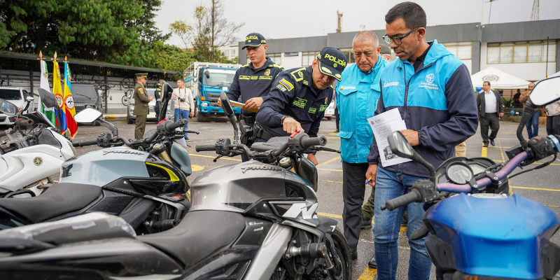 Gobernador de Cundinamarca revisando motos que han incautado