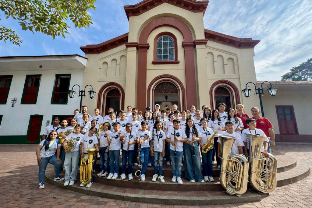 Grupo de música en la alcaldía Municipal.