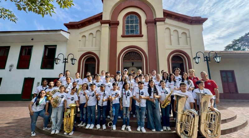 Grupo de música en la alcaldía Municipal.
