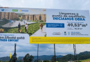 Pancarta que indica la licencia de construcción de nuevo proyecto de vivienda en Cundinamarca