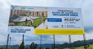 Pancarta que indica la licencia de construcción de nuevo proyecto de vivienda en Cundinamarca