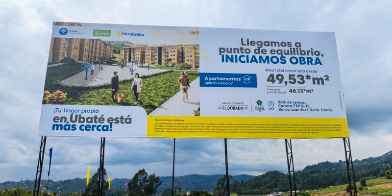 Pancarta que indica la licencia de construcción de nuevo proyecto de vivienda en Cundinamarca