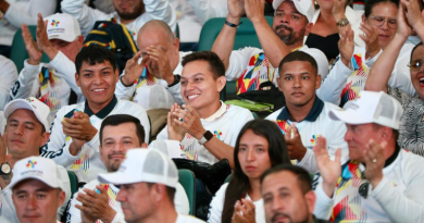 Cundinamarca consolida una red de 650 entrenadores para la formación deportiva Deportistas de toda Cundinamarca celebrando la inversión dada por la Gobernación