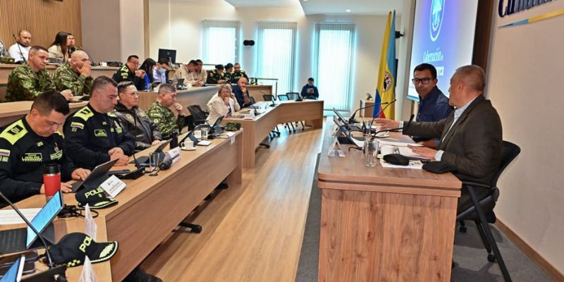 Grupo de seguridad con el Gobernador de Cundinamarca