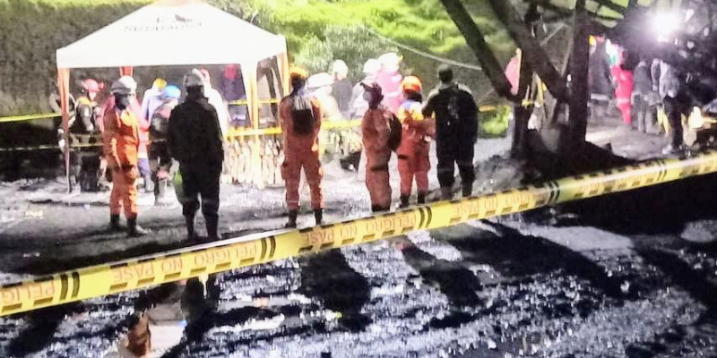 Grupo de rescatisras en la mima de carbón de Sutatausa