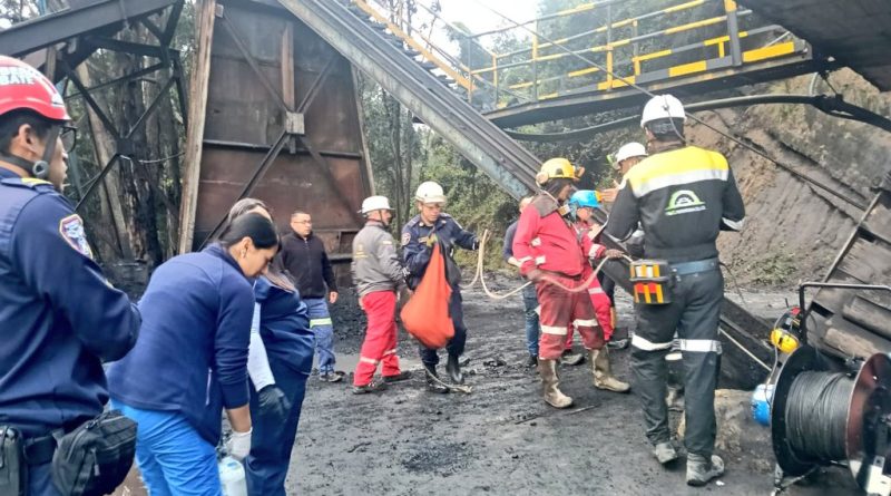 Cuerpos de socorro buscando cuerpor de los Mineros de Sutatausa