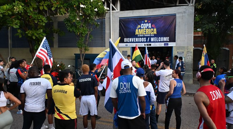 Gente celebrando la inaguración Copa Boxeo en Girardot