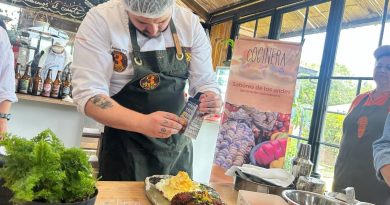 Cocinero preparando alimentos en un puesto