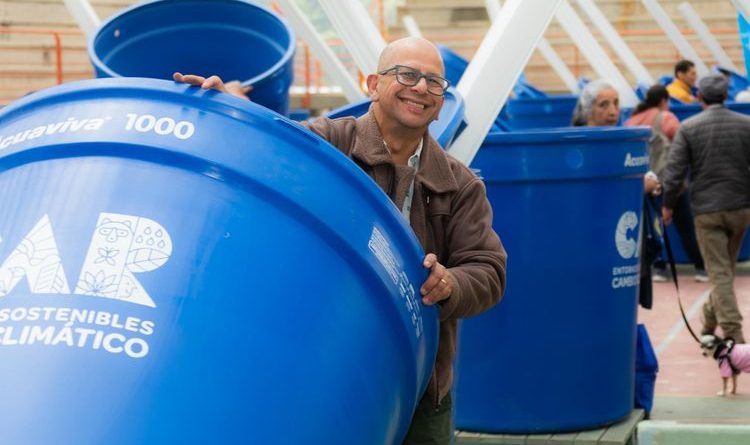 Canecas azules de la CAR que deben ser entregadas a diferentes municipios de Cundinamarca