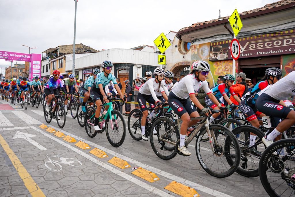 Grupo de mujeres ciclistas en Chía
