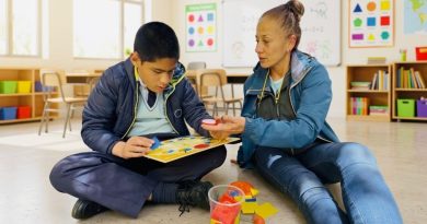 Chía garantiza atención especializada a 95 niños con discapacidad transitoria Mujer adulta cuidadndo a un niño con discapacidad