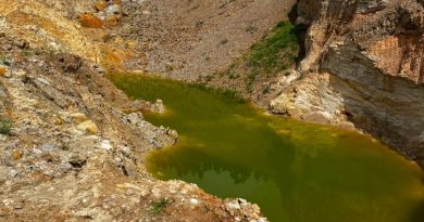 Pozos contaminados retroexcavadora en un predio rural de Villapinzón