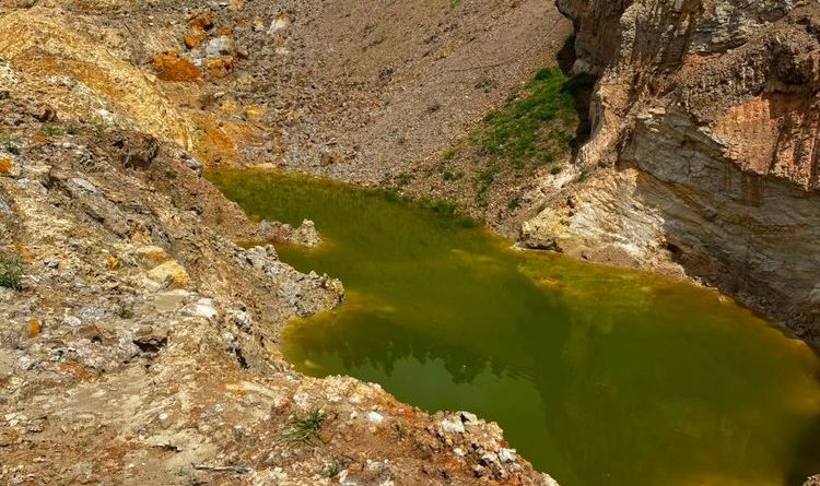 Pozos contaminados retroexcavadora en un predio rural de Villapinzón
