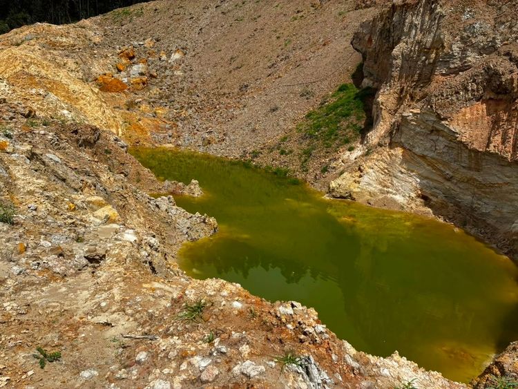 Pozos contaminados retroexcavadora en un predio rural de Villapinzón
