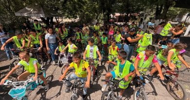 Más de 41.000 estudiantes y 2.200 ciclistas beneficiados con la Estrategia Departamental de Movilidad Activa y Sostenible en Cundinamarca Jovenes momtando cicla en las vias de Cundinamarca